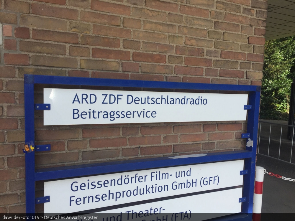 Dieses Foto zeigt ein Schild des „ARD ZDF Deutschlandradio Beitragsservice“. Das Schild befindet sich an der Hofeinfahrt im Freimersdorfer Weg 6 in Köln-Bocklemünd. Der Beitragsservice zieht für den öffentlich-rechtlichen Rundfunk den Rundfunkbeitrag ein. Der Rundfunkbeitrag hat am 1.1.2013 die Rundfunkgebühr (auch „GEZ-Gebühr“ genannt) abgelöst.