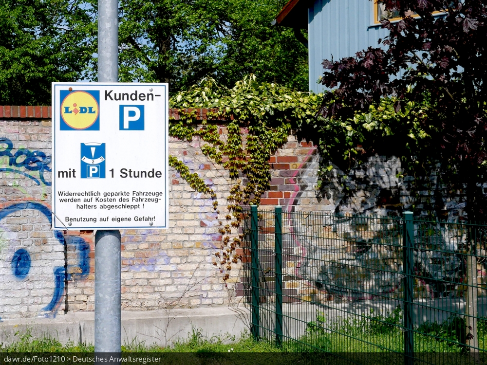 Dieses Foto zeigt ein Schild, welches die Parkdauer auf einem Kundenparkplatz der Lebensmittelkette LIDL regelt. Eine solche Darstellung eignet sich gut als Sinnbild für die rechtlichen Konflikte zwischen Unternehmen, welche Kundenparkplätze zur Verfügung stellen und Parksündern.