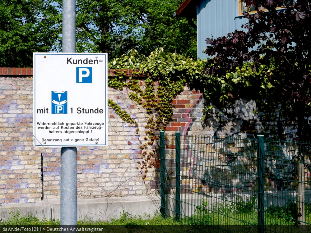 Dieses Foto zeigt ein (markenbereinigtes) Schild, welches die Parkdauer auf einem Kundenparkplatz regelt. Eine solche Darstellung eignet sich gut als Sinnbild für die rechtlichen Konflikte zwischen Unternehmen, welche Kundenparkplätze zur Verfügung stellen und Parksündern.