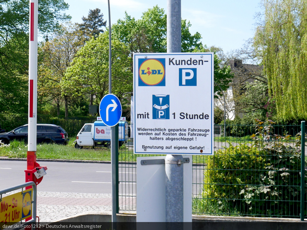Dieses Foto zeigt ein Schild, welches die Parkdauer auf einem Kundenparkplatz der Lebensmittelkette LIDL regelt. Eine solche Darstellung eignet sich gut als Sinnbild für die rechtlichen Konflikte zwischen Unternehmen, welche Kundenparkplätze zur Verfügung stellen und Parksündern.