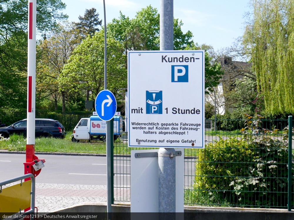 Dieses Foto zeigt ein (markenbereinigtes) Schild, welches die Parkdauer auf einem Kundenparkplatz regelt. Eine solche Darstellung eignet sich gut als Sinnbild für die rechtlichen Konflikte zwischen Unternehmen, welche Kundenparkplätze zur Verfügung stellen und Parksündern.