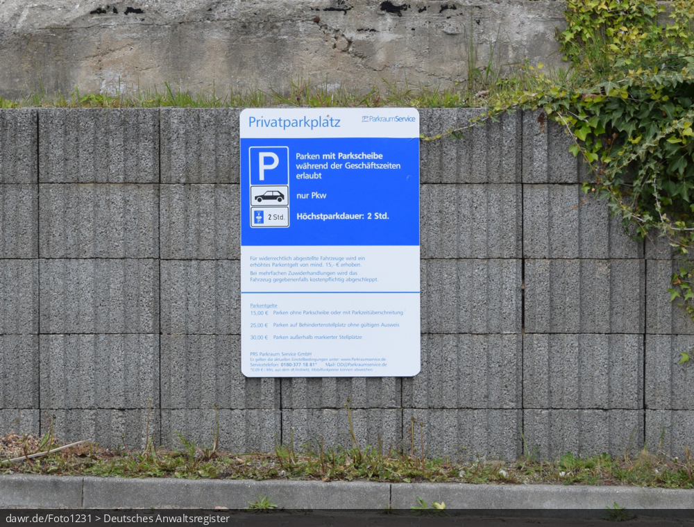 Dieses Foto zeigt ein Schild, welches die Parkdauer auf einem Kundenparkplatz regelt. Eine solche Darstellung eignet sich gut als Sinnbild für die rechtlichen Konflikte zwischen Unternehmen, welche Kundenparkplätze zur Verfügung stellen und Parksündern.
