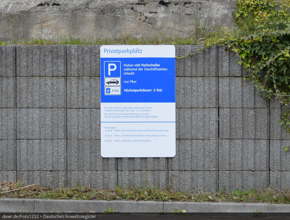 Dieses Foto zeigt ein (markenbereinigtes) Schild, welches die Parkdauer auf einem Kundenparkplatz regelt. Eine solche Darstellung eignet sich gut als Sinnbild für die rechtlichen Konflikte zwischen Unternehmen, welche Kundenparkplätze zur Verfügung stellen und Parksündern.