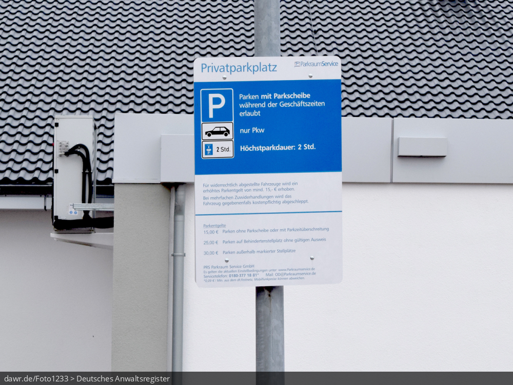 Dieses Foto zeigt ein Schild, welches die Parkdauer auf einem Kundenparkplatz regelt. Eine solche Darstellung eignet sich gut als Sinnbild für die rechtlichen Konflikte zwischen Unternehmen, welche Kundenparkplätze zur Verfügung stellen und Parksündern.