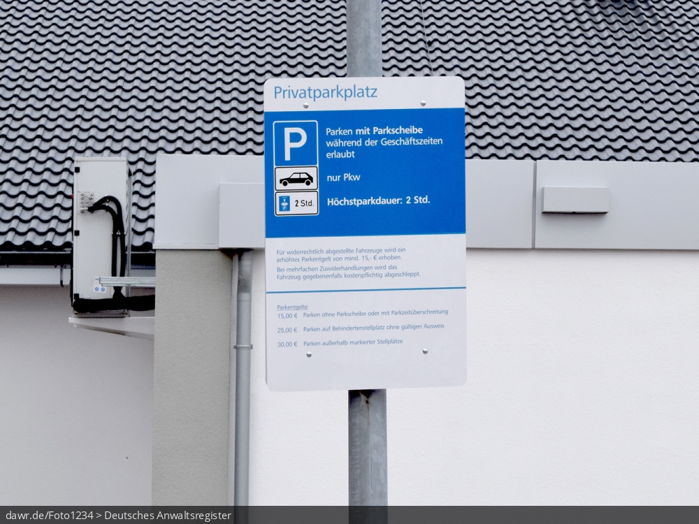 Dieses Foto zeigt ein (markenbereinigtes) Schild, welches die Parkdauer auf einem Kundenparkplatz regelt. Eine solche Darstellung eignet sich gut als Sinnbild für die rechtlichen Konflikte zwischen Unternehmen, welche Kundenparkplätze zur Verfügung stellen und Parksündern.