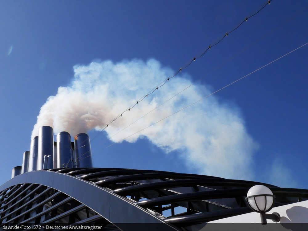 Dieses Foto zeigt den Schornstein eines großen Kreuzfahrtschiffs, der Abgases in die Luft ausstößt. Kreuzfahrtschiffe sind in letzter Zeit, aufgrund ihreer oft hohen Schadstoffausstöße, in die Kritik geraten. Dieses Bild eignet sich gut als symbolische Darstellung im Zusammenhang mit Kreuzfahrten, vorallem bez. deren Umweltaspekten.