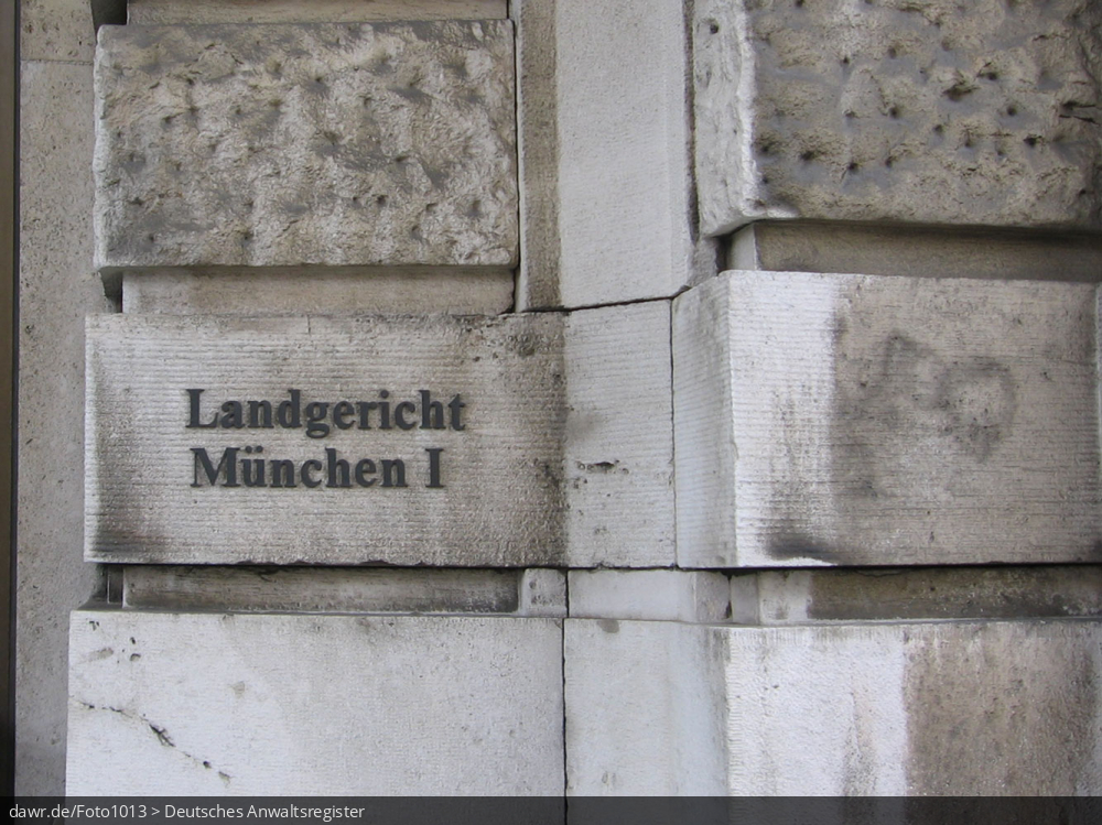 Dieses Foto zeigt den Schriftzug des Landgericht München I, welcher an der Südseite des Justizpalast in München zu finden ist. Das Landgericht München I ist das größte bayrische Landgericht und ist u.a. für die ganze Stadt München zuständig.