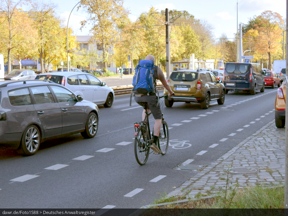 Dieses Foto zeigt einen Schutzstreifen in einer Großstadt. Mit einer unterbrochenen dünnen Linie und dem Sinnbild eines Fahrrades wird der Schutzstreifen in Deutschland von der Fahrbahn für Kraftfahrzeuge abgetrennt. Als Angebotsstreifen oder Suggestivstreifen wird der Schutzstreifen auch gerne bezeichnet. Im Gegensatz zum Radfahrstreifen gibt es beim Schutzstreifen keine Nutzungspflicht für die Radfahrer. Auch ist es anderen Fahrzeugen bei Bedarf zu überfahren, solange der Radverkehr nicht gefährdet wird. Dieses Bild ist gut als symbolhafte Darstellung für die Förderung der Fahrradnutzung in Städten geeignet.