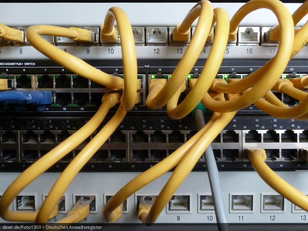 Dieses Foto zeigt Schwitches und Patchpanel in einem Serverschrank, die mit gelben Patchkabeln verbunden wurden. Diese symbolische Darstellung eignet sich gut für alle Themen rund um Server im Internet oder im Unternehmen.
