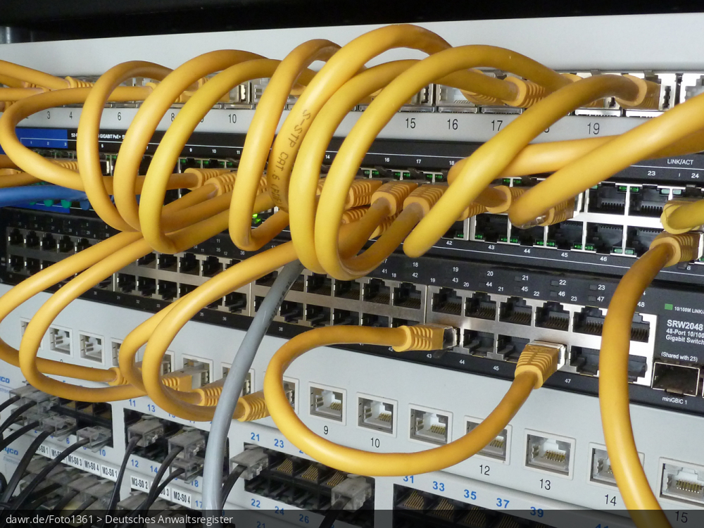 Dieses Foto zeigt Schwitches und Patchpanel in einem Serverschrank, die mit gelben Patchkabeln verbunden wurden. Diese symbolische Darstellung eignet sich gut für alle Themen rund um Server im Internet oder im Unternehmen.