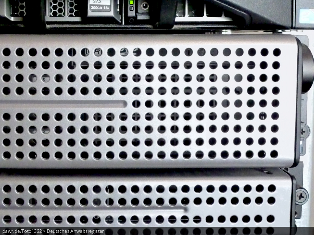 Dieses Foto zeigt einen Ausschnitt aus einem Serverschrank, wobei die Blenden von Server in einem Rack zu sehen sind. Diese symbolische Darstellung eignet sich gut für alle Themen rund um Server im Internet oder im Unternehmen.