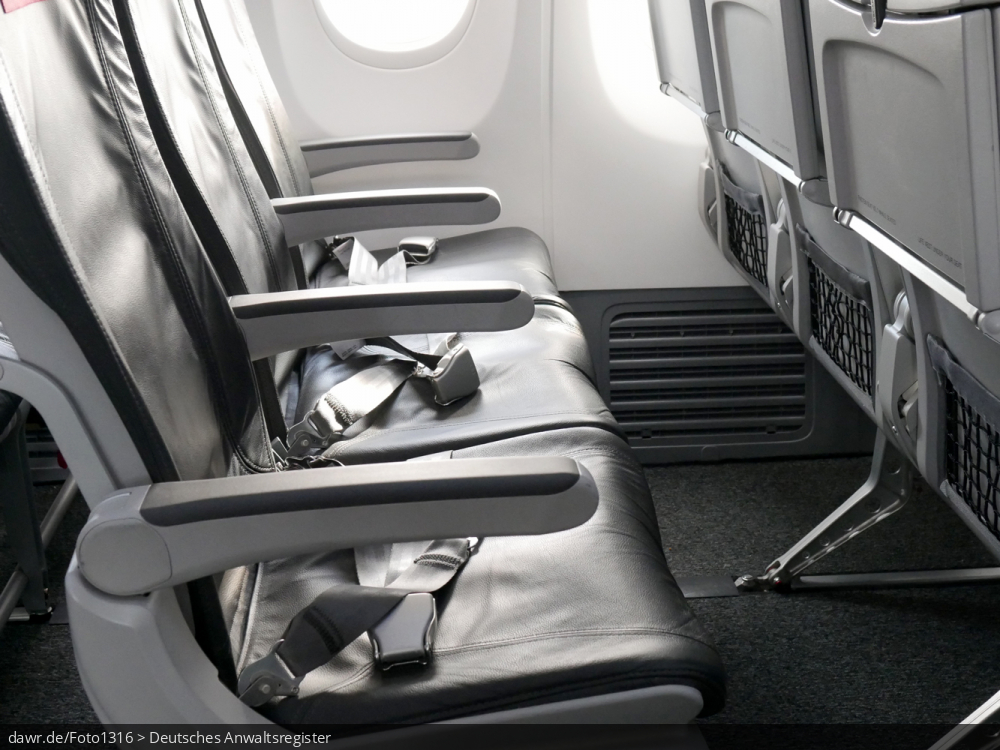 Dieses Foto zeigt einen Reihe von Sitzen in einem Flugzeug. Dieses Bild eignet sich gut als symbolische Darstellung für die Themen Flugverkehr und Flugreisen.