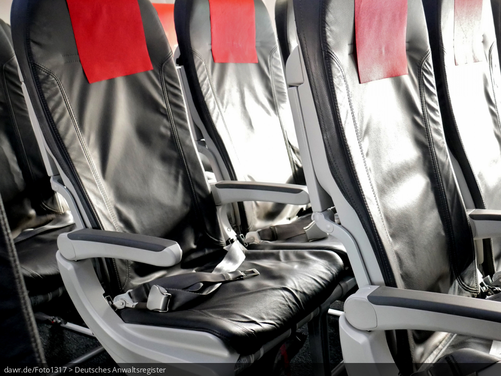 Dieses Foto zeigt einen Reihe von Sitzen in einem Flugzeug. Dieses Bild eignet sich gut als symbolische Darstellung für die Themen Flugverkehr und Flugreisen.