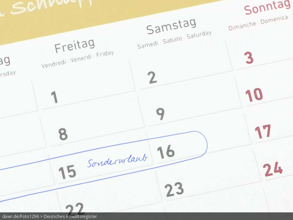 Dieses Foto zeigt einen Kalender auf dem mehrere Tage markiert wurden. Die Markierung wurde mit der Bemerkung „Sonderurlaub“ ergänzt.