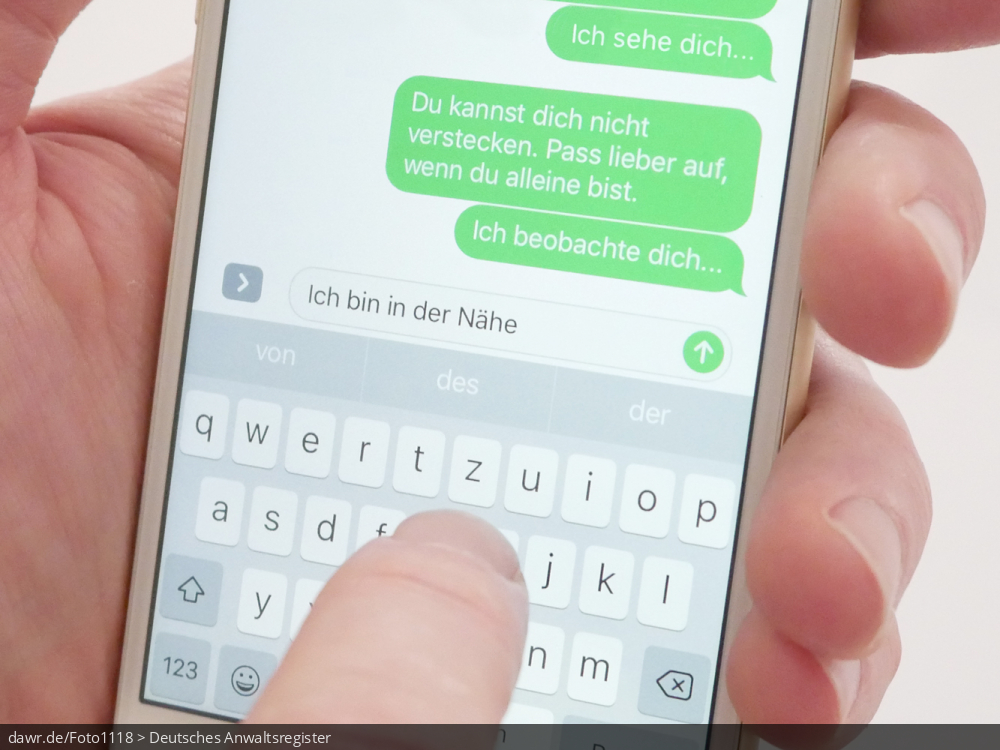 Dieses Foto zeigt ein Smartphone mit geöffnetem Instant Messaging Client, welches in der Hand gehalten wird. In der App ist eine Unterhaltung zu sehen, welche Nahe legt, dass die Texte von Jemanden geschrieben wurden, der einer anderen Person nachstellt und sie bedrängt. Da ein solches Verhalten den Tatbestand des „Stalking“ erfüllt, eignet sich dieses Bild gut als symbolische Darstellung zu diesem Thema.