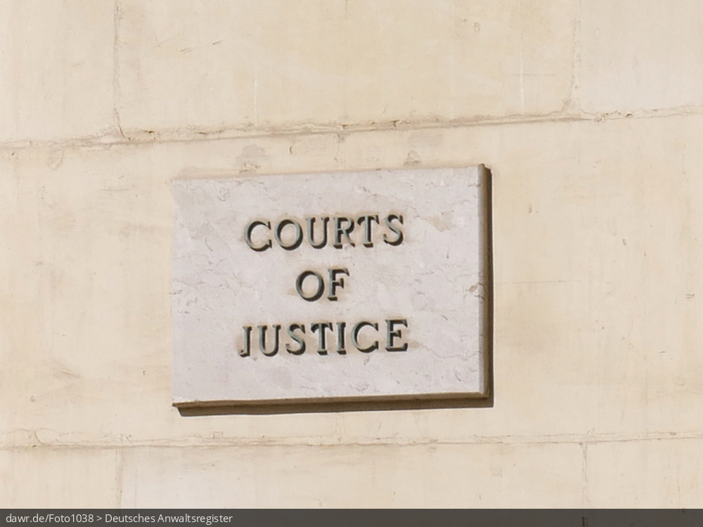 Dieses Foto zeigt eine Steintafel mit der Aufschrift „COURTS OF JUSTICE“. Diese befindet sich am Gerichtsgebäude „Courts Of Justice“ in der Altstadt von Valetta auf der Insel Malta. Das Gerichtsgebäude in der Republic Street wurde im neoklassizistischen Stil zwischen 1965 und 1971 erbaut und beherbergt verschiedene Gerichte.