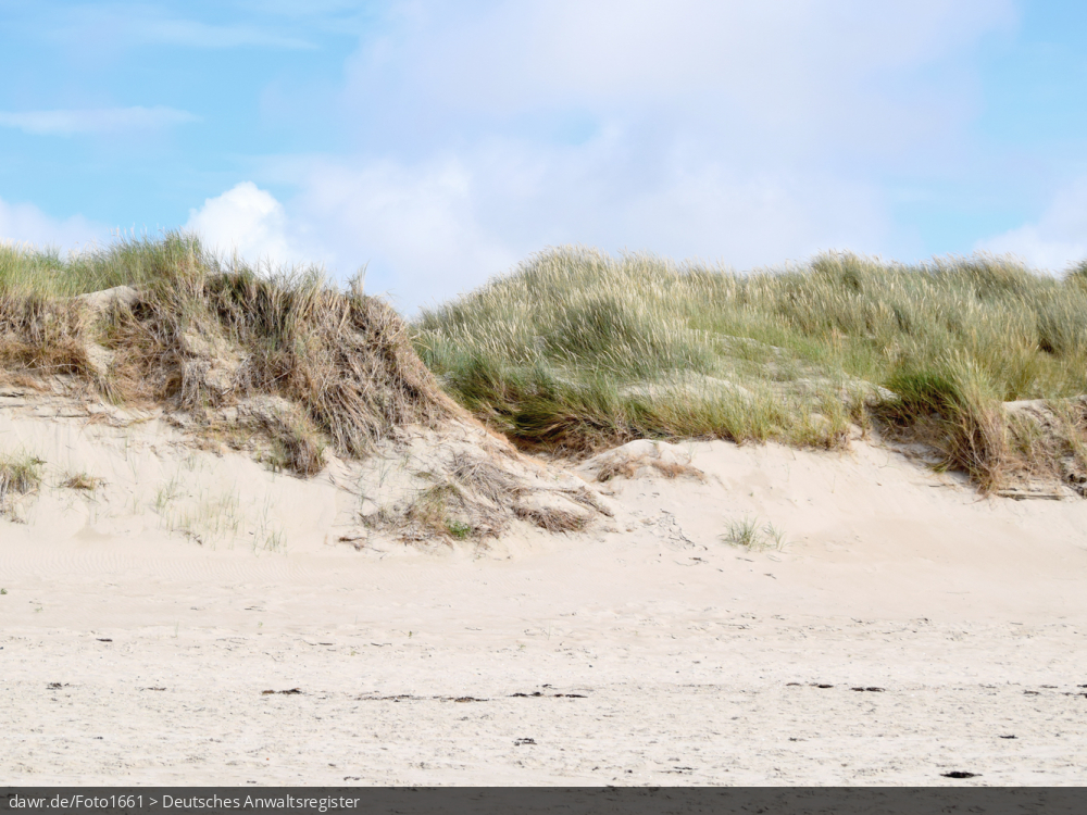 Dieses Bild zeigt eine Düne an einem Strand auf einer Nordseeinsel. Es eignet sich gut als symbolische Darstellung für Themen rund um das Thema Urlaub an der See.