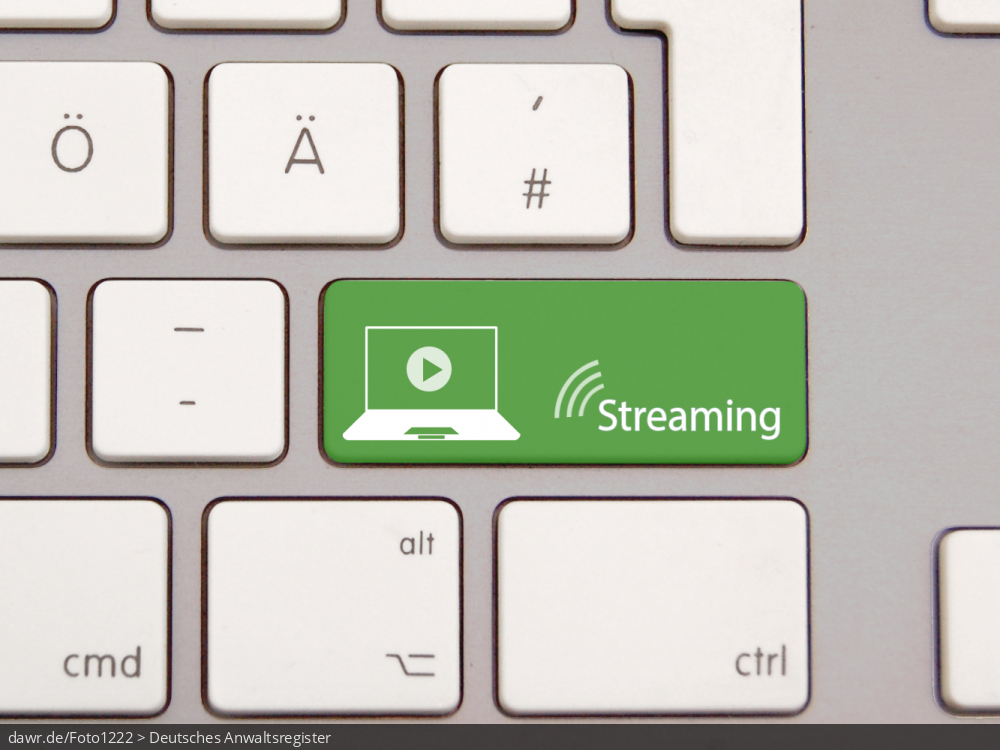 Dieses Foto zeigt eine moderne Tastatur mit einer speziellen, grünen Taste. Auf dieser Taste ist ein stilisiertes Notebook und der Schriftzug „Streaming“ aufgedruckt. Diese Grafik eignet sich gut als symbolische Darstellung für alle Themen rund um das Streamen von Videos.
