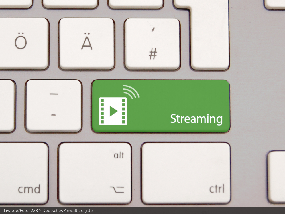 Dieses Foto zeigt eine moderne Tastatur mit einer speziellen, grünen Taste. Auf dieser Taste ist ein stilisierter Filmstreifen und der Schriftzug „Streaming“ aufgedruckt. Diese Grafik eignet sich gut als symbolische Darstellung für alle Themen rund um das Streamen von Videos.