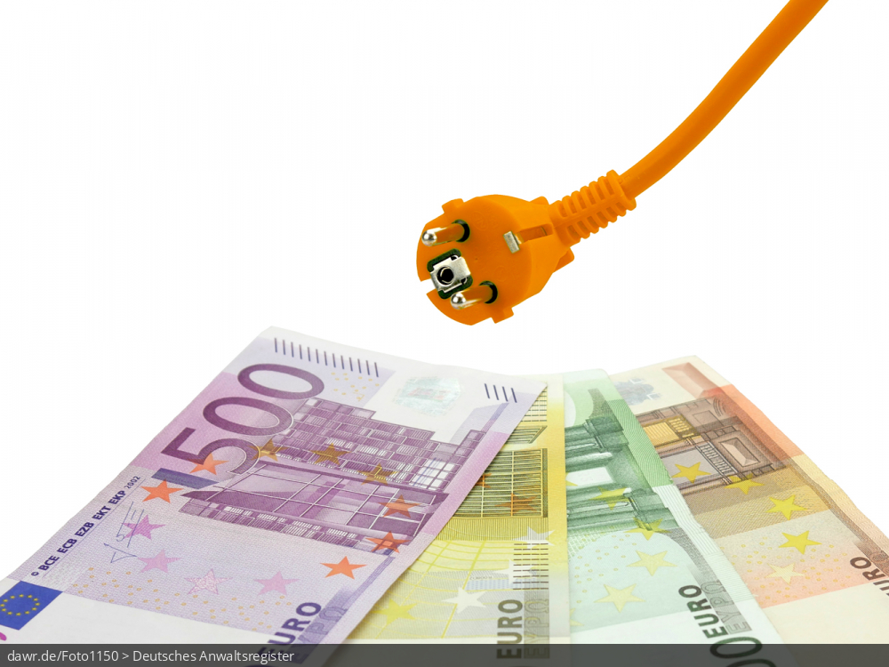 Dieses Foto zeigt mehrere Geldscheine, die auf einer weißen Fläche liegen. Über den Banknoten schwebt ein oranger Stromstecker. Dieses Bild eignet sich gut als symbolische Darstellung für alle Themen in Zusammenhang mit Stromkosten.