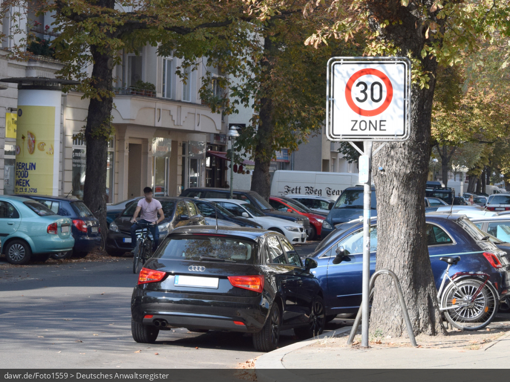Dieses Foto zeigt ein Verkehrszeichen, welches am Anfang einer „Tempo 30“-Zone steht, wie sie in vielen deutschen Städten in Wohngebieten zu finden sind. Dieses Bild ist eine gute symbolische Darstellung für das Thema verkehrsberuhigte Zone.