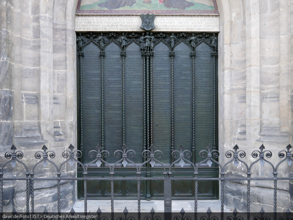 Dieses Foto zeigt das Thesenportal der Schlosskirche in der Lutherstadt Wittenberg, welche seit 1996 als UNESCO-Welterbestätte anerkannt ist. An diesem Portal schlug am 31. Oktober 1517 der Wittenberger Augustinermönch und Theologieprofessor Martin Luther seine 95 lateinischen Disputationsthesen zur Reform der Kirche an.