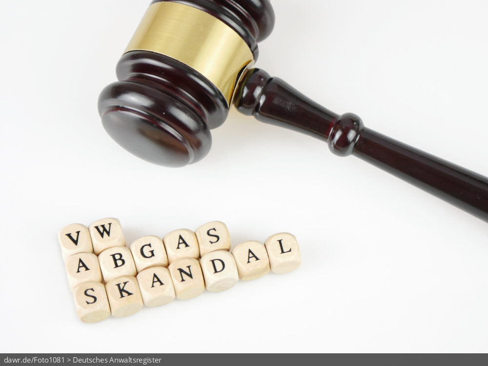 Dieses Foto zeigt drei Reihen von Holzwürfeln, die zusammen das Wort „VW-Abgasskandal“ bilden. Ergänzt werden die Holzklötze durch einen Holzhammer, wie ihn bspw. Richter in den USA verwenden. Dieses Foto eignet sich gut als symbolische Umschreibung des Themas VW-Abgasskandal.