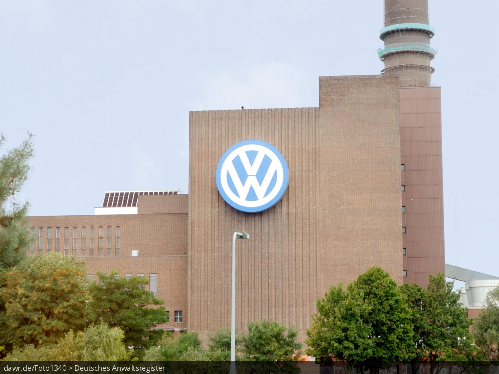 Das Foto zeigt das Werksgelände der Volkswagen AG in Wolfsburg mit dem markanten Firmenemblem. Dieses Bild ist gut als symbolische Darstellung im Zusammenhang mit Beiträgen zur Marke Volkswagen geeignet, wie bspw. dem Abgassskandal.