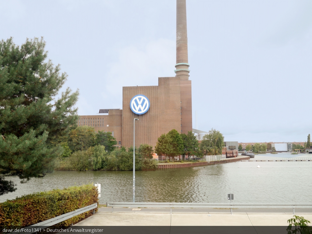 Das Foto zeigt das Werksgelände der Volkswagen AG in Wolfsburg mit dem markanten Firmenemblem. Dieses Bild ist gut als symbolische Darstellung im Zusammenhang mit Beiträgen zur Marke Volkswagen geeignet, wie bspw. dem Abgassskandal.