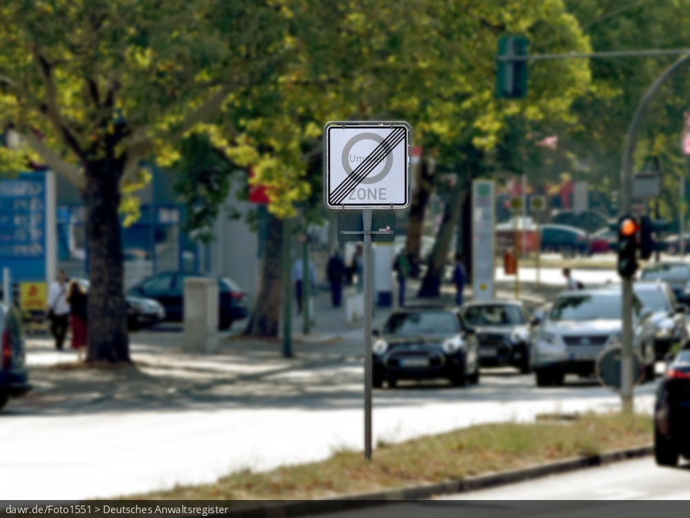 Dieses Foto zeigt eine typische Kombination von Verkehrszeichen, wie sie zur Umsetzung der sogenannten Umweltzonen in deutschen Großstädten genutzt werden. Um die europäischen Grenzwerte für Feinstaub einzuhalten, wurden spezielle Plaketten für Kraftfahrzeuge eingeführt und Zonen eingeführt, in welche nur noch mit einer grünen Plakette eingefahren werden darf. Dieses Bild eignet sich gut als symbolische Darstellung zu allen rechtliche Fragestellung im Zusammenhang mit den Umweltzonen.
