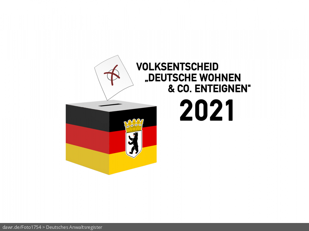 Diese Grafik zeigt die Zeichnung einer Wahlurne, welche in den deutschen Nationalfarben schwarz-rot-gold gefärbt und mit dem Wappen von Berlin dekoriert wurde. Über der Box schwebt ein angedeuteter Wahlzettel, welcher mit einem symbolisch angekreuzten Feld, wie es auf Wahlscheinen benutzt wird, ergänzt wurde. Daneben steht der Schriftzug „Volksentscheid „Deutsche Wohnen & Co. enteignen“ in Berlin 2021“. Eine solche Grafik eignet sich gut als symbolische Darstellung für den Volksentscheid über einen Beschluss zur Erarbeitung eines Gesetzentwurfs durch den Senat zur Vergesellschaftung der Wohnungsbestände großer Wohnungsunternehmen im September 2021. Diese Grafik zeigt die Zeichnung einer Wahlurne, welche in den deutschen Nationalfarben schwarz-rot-gold gefärbt und mit dem Wappen von Berlin dekoriert wurde. Über der Box schwebt ein angedeuteter Wahlzettel, welcher mit einem symbolisch angekreuzten Feld, wie es auf Wahlscheinen benutzt wird, ergänzt wurde. Daneben steht der Schriftzug „Volksentscheid „Deutsche Wohnen & Co. enteignen“ in Berlin 2021“. Eine solche Grafik eignet sich gut als symbolische Darstellung für den Volksentscheid über einen Beschluss zur Erarbeitung eines Gesetzentwurfs durch den Senat zur Vergesellschaftung der Wohnungsbestände großer Wohnungsunternehmen im September 2021.