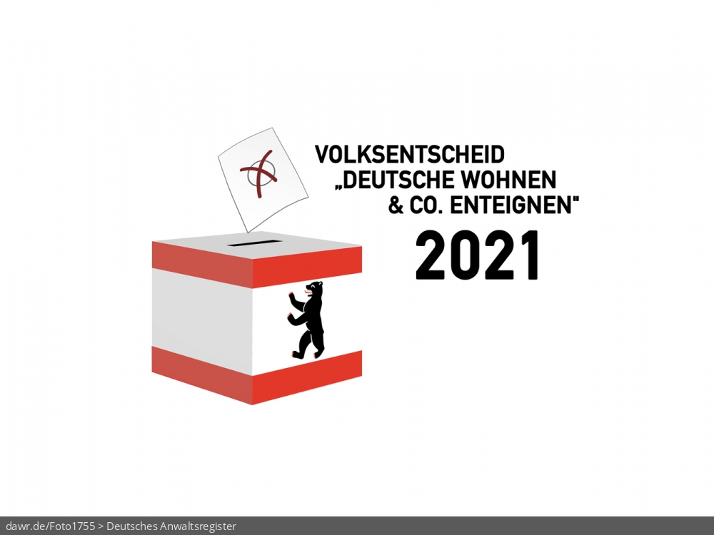 Diese Grafik zeigt die Zeichnung einer Wahlurne, welche in den Landesfarben von Berlin gefärbt und mit dem passenden Berliner Bären dekoriert wurde. Über der Box schwebt ein angedeuteter Wahlzettel, welcher mit einem symbolisch angekreuzten Feld, wie es auf Wahlscheinen benutzt wird, ergänzt wurde. Daneben steht der Schriftzug „Volksentscheid „Deutsche Wohnen & Co. enteignen“ in Berlin 2021“. Eine solche Grafik eignet sich gut als symbolische Darstellung für den Volksentscheid über einen Beschluss zur Erarbeitung eines Gesetzentwurfs durch den Senat zur Vergesellschaftung der Wohnungsbestände großer Wohnungsunternehmen im September 2021. Diese Grafik zeigt die Zeichnung einer Wahlurne, welche in den Landesfarben von Berlin gefärbt und mit dem passenden Berliner Bären dekoriert wurde. Über der Box schwebt ein angedeuteter Wahlzettel, welcher mit einem symbolisch angekreuzten Feld, wie es auf Wahlscheinen benutzt wird, ergänzt wurde. Daneben steht der Schriftzug „Volksentscheid „Deutsche Wohnen & Co. enteignen“ in Berlin 2021“. Eine solche Grafik eignet sich gut als symbolische Darstellung für den Volksentscheid über einen Beschluss zur Erarbeitung eines Gesetzentwurfs durch den Senat zur Vergesellschaftung der Wohnungsbestände großer Wohnungsunternehmen im September 2021.