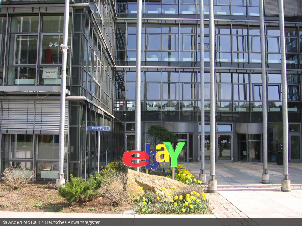 Dieses Foto zeigt den Eingang der deutschen Niederlassung von eBay im brandenburgischen Kleinmachnow. Man erkennt groß das Logo des Online-Auktionshauses.
