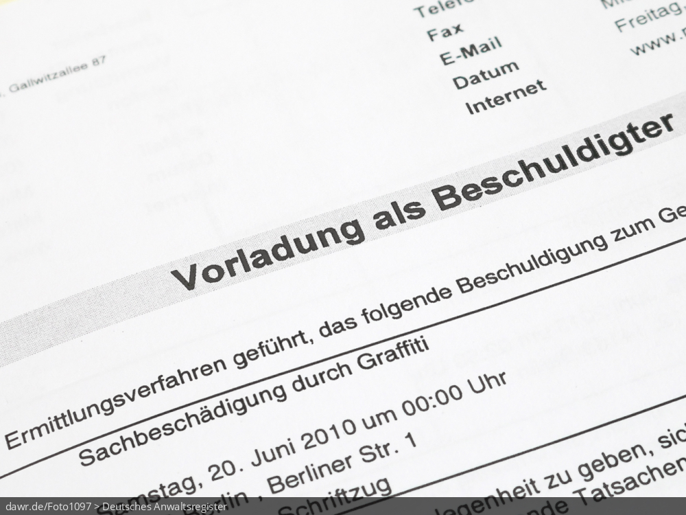 Dieses Foto zeigt ein Schreiben mit dem Titel „Vorladung als Beschuldigter“. Eine solche Vorladung schickt die Polizei im Regelfall demjenigen zu, der eine Straftat oder Ordnungswidrigkeit begangenhaben soll, welche aus Sicht der Polizei bzw. Staatsanwaltschaft bereits aufgeklärt ist und für die genügend Beweise vorliegen, um Anklage zu erheben oder einen Strafbefehl zu beantragen. Der Beschuldigte muss einer solchen Vorladung zwar nicht folge leisten, aber über seinen Rechtsanwalt Akteneinsicht verlangen.