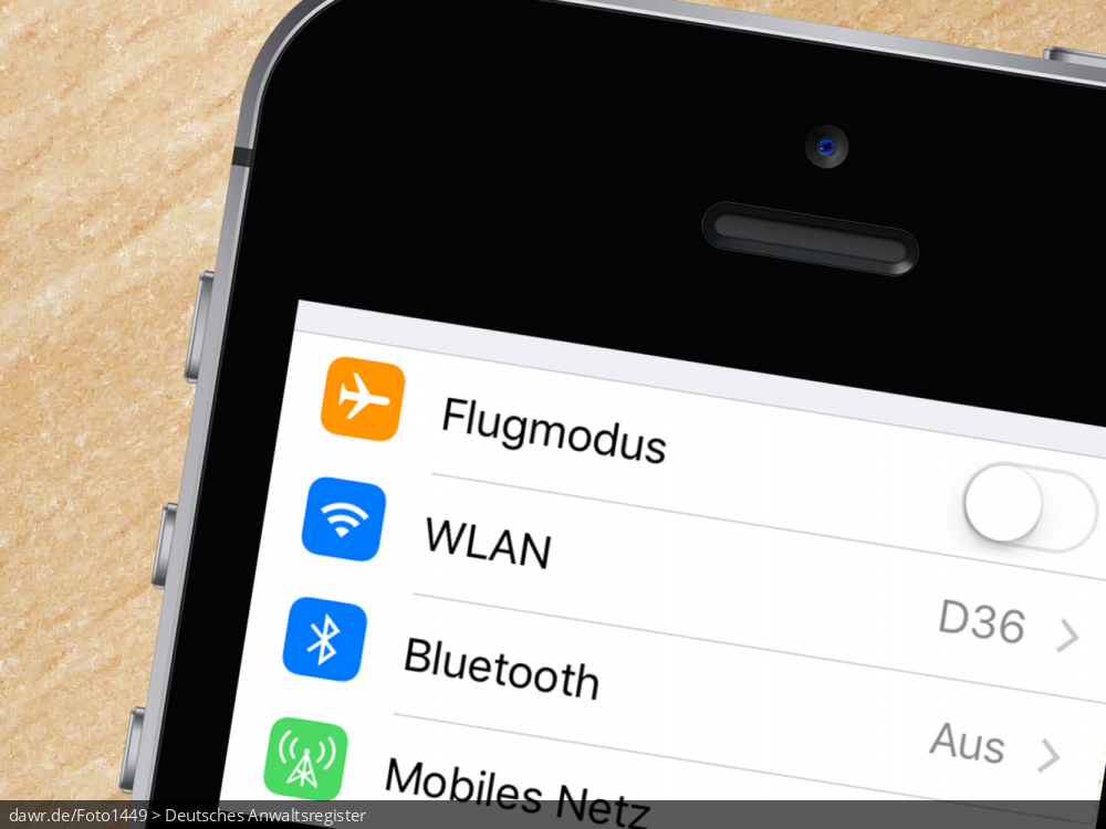 Dieses Foto zeigt ein modernes Smartphone mit einem typischen Dialog zur Aktivierung der W-LAN-Funktion. Dieses Bild eignet sich gut als symbolische Darstellung für die Themen Internet bzw. W-LAN.