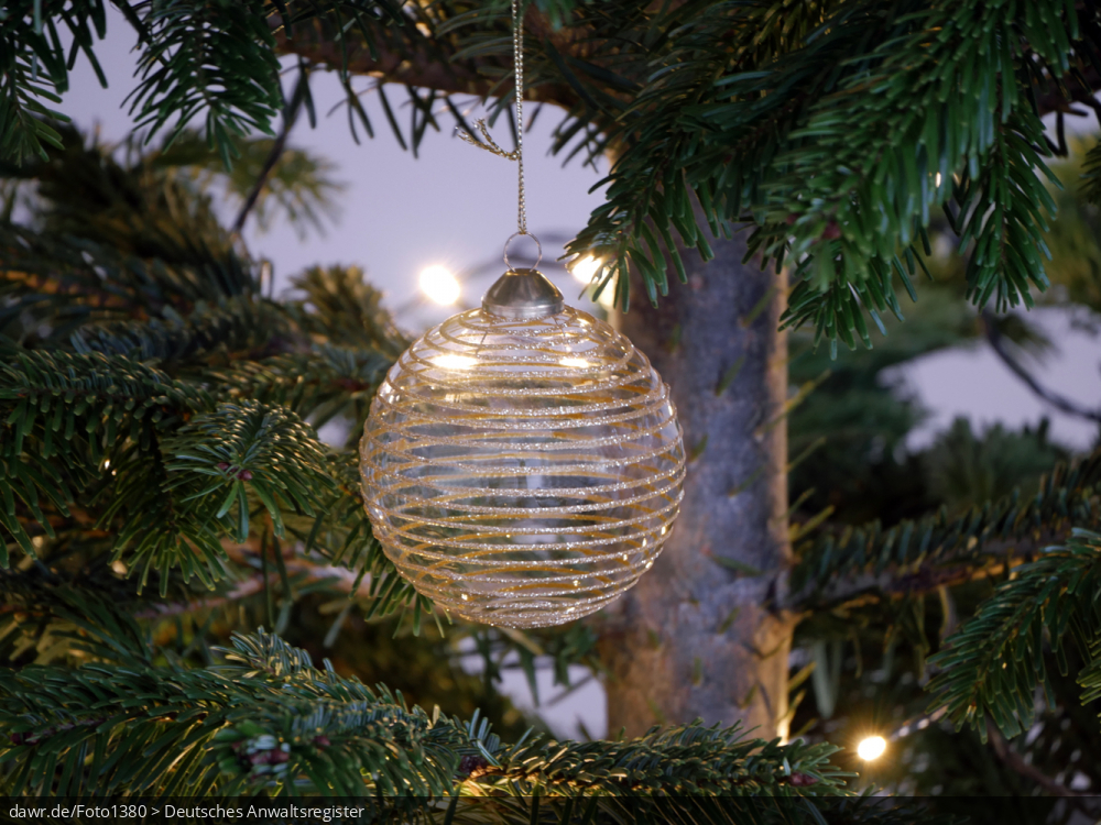 Dieses Foto zeigt eine Weihnachtskugel, wie Sie an einem Weihnachtsbaum hängt. Diese Abbildung eignet sich gut als symbolische Darstellung für die Themen Weihnachten und Weihnachtsschmuck.