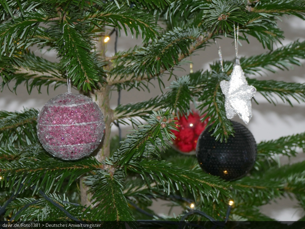 Dieses Foto zeigt verschiedenen Weihnachtsschmuck, wie Weihnachtskugeln und dekorative Sterne, wie Sie an einem Weihnachtsbaum hängen. Diese Abbildung eignet sich gut als symbolische Darstellung für die Themen Weihnachten und Weihnachtsschmuck.