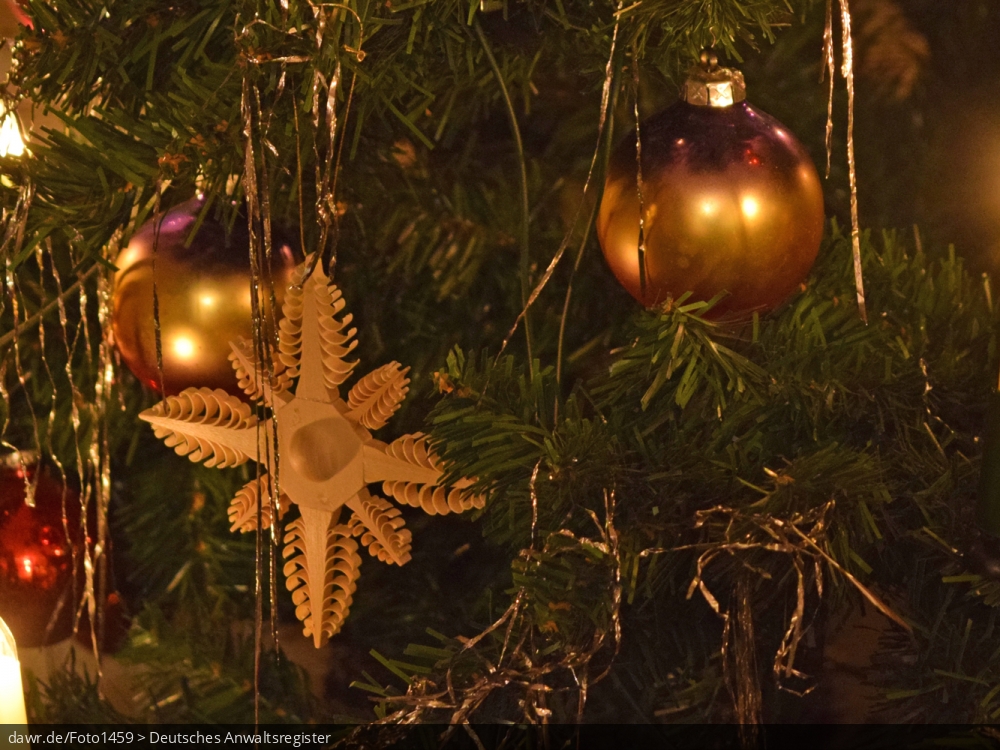 Dieses Foto zeigt verschiedenen Weihnachtsschmuck, wie Weihnachtskugeln und dekorative Sterne, wie Sie an einem Weihnachtsbaum hängen. Diese Abbildung eignet sich gut als symbolische Darstellung für die Themen Weihnachten und Weihnachtsschmuck.