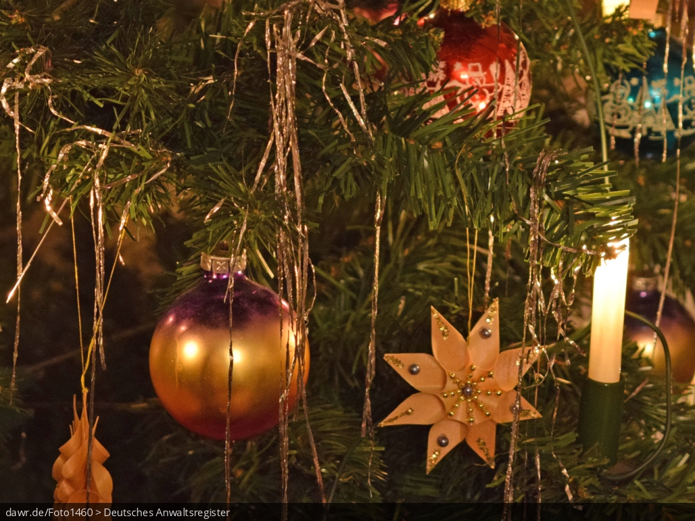 Dieses Foto zeigt verschiedenen Weihnachtsschmuck, wie Weihnachtskugeln und dekorative Sterne, wie Sie an einem Weihnachtsbaum hängen. Diese Abbildung eignet sich gut als symbolische Darstellung für die Themen Weihnachten und Weihnachtsschmuck.