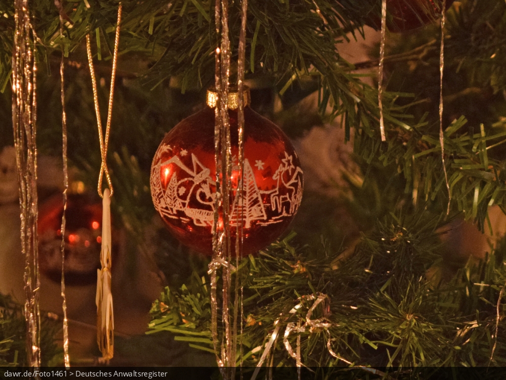 Dieses Foto zeigt eine Weihnachtskugel, wie sie an einem Weihnachtsbaum hängt. Diese Abbildung eignet sich gut als symbolische Darstellung für die Themen Weihnachten und Weihnachtsschmuck.