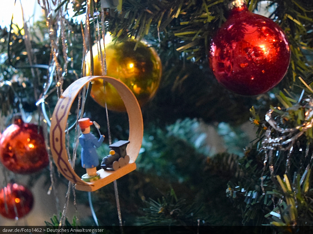 Dieses Foto zeigt einen erzgebirgischen Baumschmuck, wie er an einem Weihnachtsbaum hängt. Diese Abbildung eignet sich gut als symbolische Darstellung für die Themen Weihnachten und Weihnachtsschmuck.