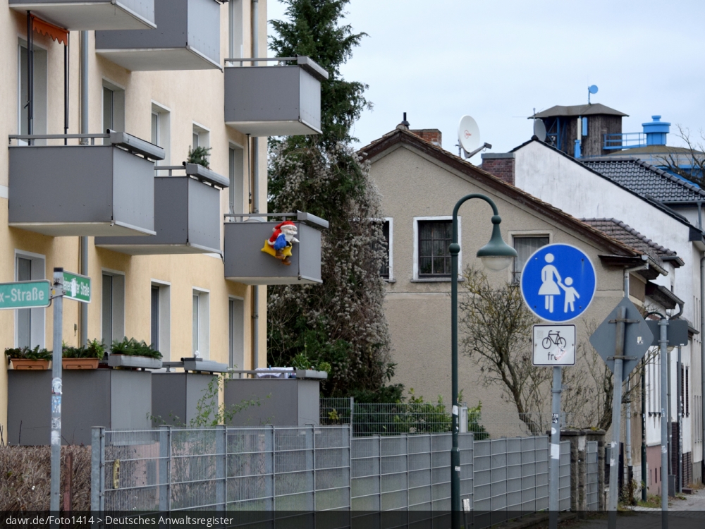 Dieses Foto zeigt einen Weihnachtsmann, welcher am Balkon eines Mehrfamilienhauses hängt. In der heutigen Zeit sind solche Figuren eine gern genutzte Weihnachtsdekoration. Dieses Bild eignet sich gut als symbolische Darstellung für alle Themen rund um Weihnachten und speziell zu rechtlichen Fragen bez. der Weihnachtsdekoration. Dieses Foto zeigt einen Weihnachtsmann, welcher am Balkon eines Mehrfamilienhauses hängt. In der heutigen Zeit sind solche Figuren eine gern genutzte Weihnachtsdekoration. Dieses Bild eignet sich gut als symbolische Darstellung für alle Themen rund um Weihnachten und speziell zu rechtlichen Fragen bez. der Weihnachtsdekoration.