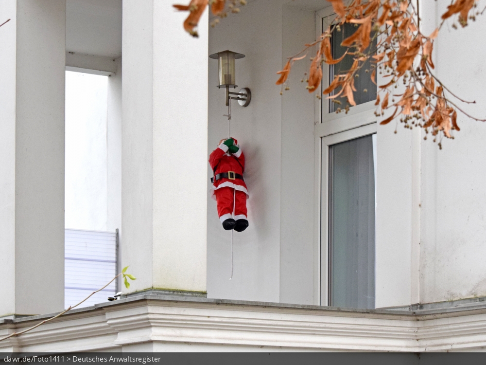 Dieses Foto zeigt einen Weihnachtsmann, welcher ein Seil hochklettert und so versucht die Lampe an einer Fassade eines Mehrfamilienhauses zu erreichen. In der heutigen Zeit sind solche Figuren eine gern genutzte Weihnachtsdekoration. Dieses Bild eignet sich gut als symbolische Darstellung für alle Themen rund um Weihnachten und speziell zu rechtlichen Fragen bez. der Weihnachtsdekoration. Dieses Foto zeigt einen Weihnachtsmann, welcher ein Seil hochklettert und so versucht die Lampe an einer Fassade eines Mehrfamilienhauses zu erreichen. In der heutigen Zeit sind solche Figuren eine gern genutzte Weihnachtsdekoration. Dieses Bild eignet sich gut als symbolische Darstellung für alle Themen rund um Weihnachten und speziell zu rechtlichen Fragen bez. der Weihnachtsdekoration.