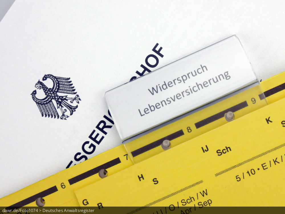 Dieses Foto zeigt eine gelbe Hängeakte, die mit den Worten „Widerspruch Lebensversicherung“ beschriftet ist. Unter der Akte, halbverdeckt, liegt ein Urteil des Bundesgerichthofs. Somit eignet sich das Foto sehr gut als symbolische Darstellung das Thema Widerspruch (und Kündigung) von Lebensversicherungen.