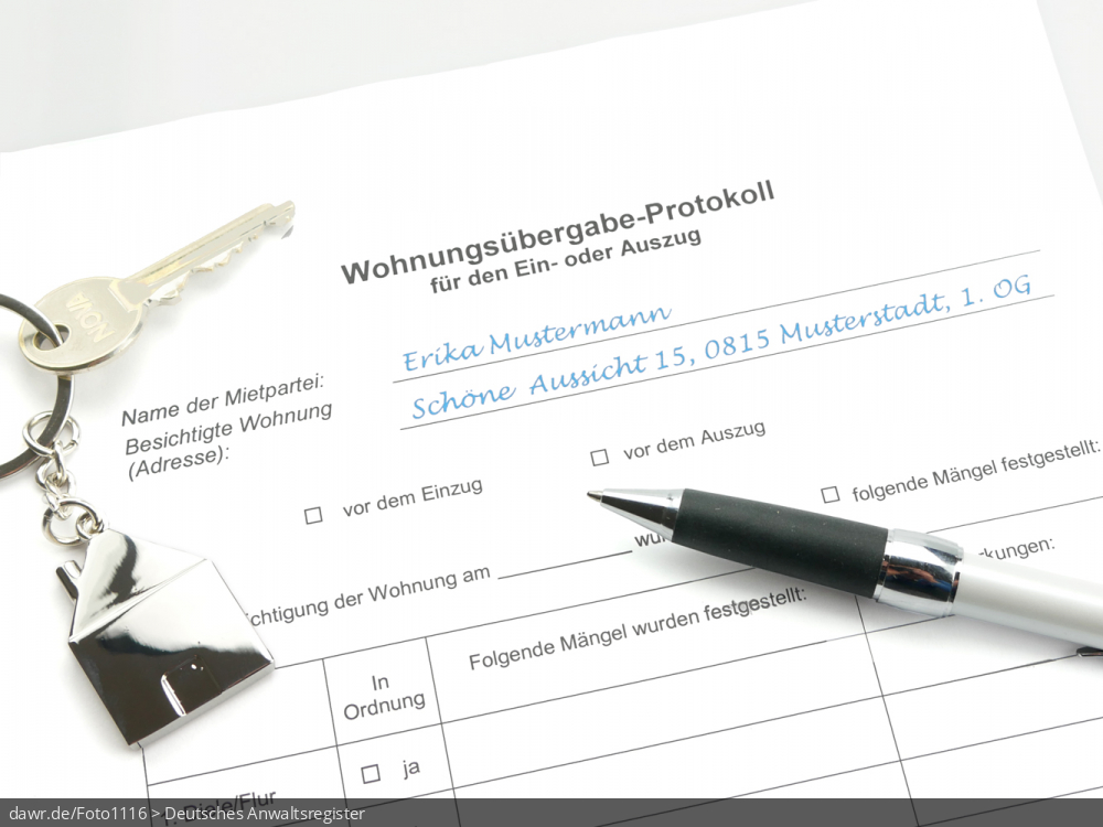 Dieses Foto zeigt ein Wohnungsübergabeprotokoll, wie es Mieter beim Ein- bzw. Auszug aus einer Wohnung zusammen mit dem Vermieter anfertigen sollten. Im Wohnungsübergabeprotokoll wird der Zustand der Wohnung schriftlich genau festgehalten, was allen Vertragspartnern Sicherheit bietet.