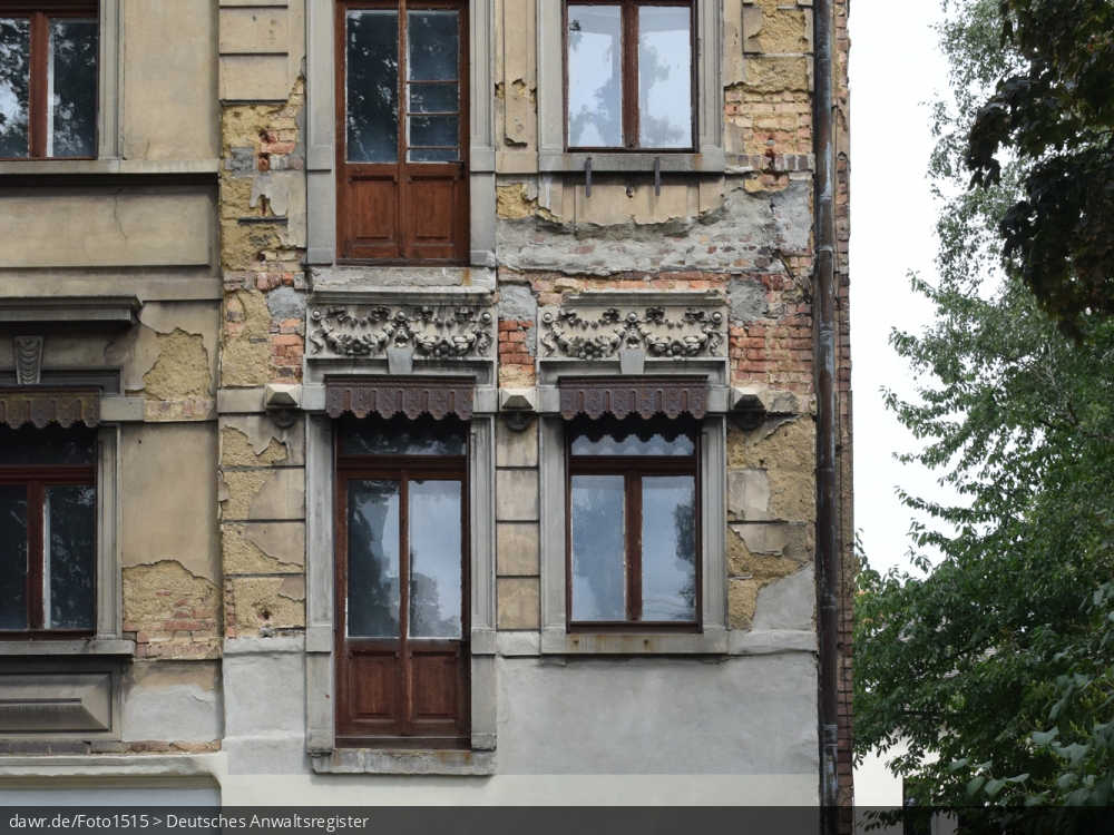 Dieses Foto zeigt eine baufälliges Wohnhaus mit bröckelndem Putz und abgebrochenen Balkonen, wie es in vielen (Klein)Städten zu finden ist. Die Gründe für einen solch schlechten Erhaltungszustand sind oft ungeklärte Eigentumsverhältnisse, ausbleibende staatliche Mittel oder einfach fehlende Investoren. Mit seinem schlechten Erhaltungszustand, kann dieses Gebäude symbolisch für Themen wie Wohnungsbau, Mietmängel oder auch Schrottimmobilien stehen.