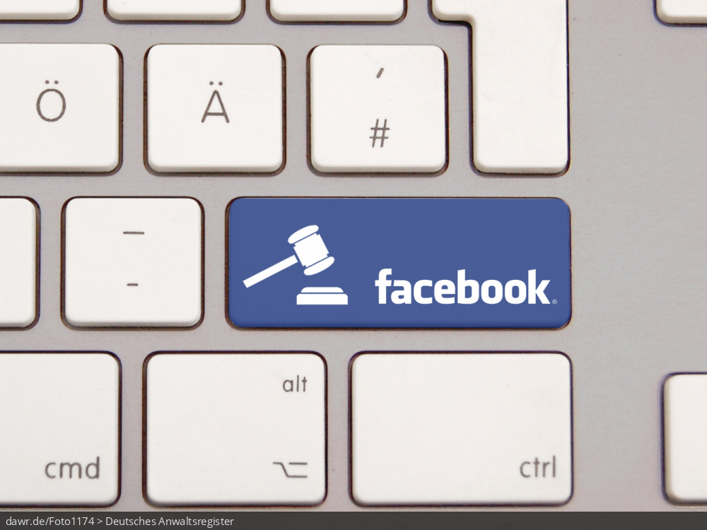 Dieses Foto zeigt eine moderne Tastatur mit einer speziellen, blauen Taste. Diese Taste trägt den Schriftzug des sozialen Netzwerks facebook, ergänzt um ein stilisiertes Richterhammer, wie er gerne vom Richtern on den USA genutzt wird. Diese Grafik eignet sich gut als symbolische Darstellung für Beiträge zu den rechtlichen Streitigkeiten zwischen facebook und den Datenschutzbeauftragen, der EU-Kommission bzw. ähnlicher Institutionen.
