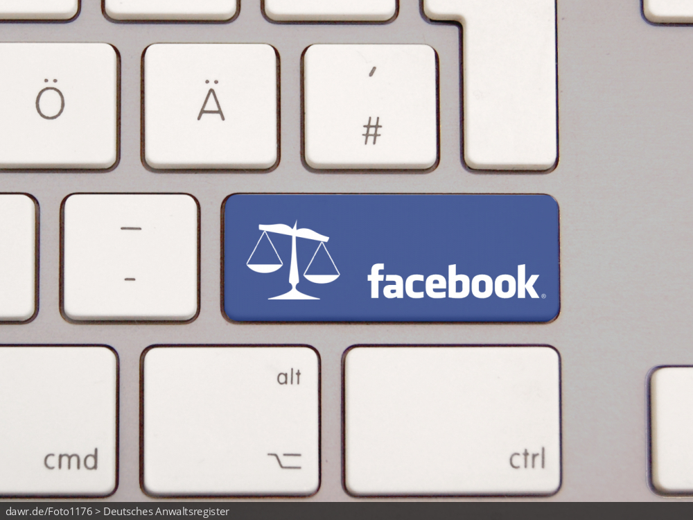 Dieses Foto zeigt eine moderne Tastatur mit einer speziellen, blauen Taste. Diese Taste trägt den Schriftzug des sozialen Netzwerks facebook, ergänzt um eine stilisierte Waage. Diese Grafik eignet sich gut als symbolische Darstellung für Beiträge zu den rechtlichen Streitigkeiten zwischen facebook und den Datenschutzbeauftragen, der EU-Kommission bzw. ähnlicher Institutionen.