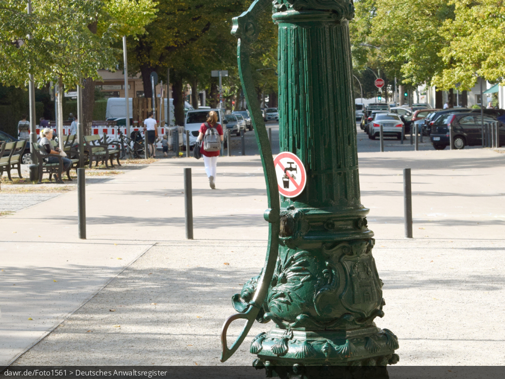 Dieses Foto zeigt eine Wasserpumpe in einer Großstadt, an der ein Schild zu finden ist, dass das Wasser im Brunnen nicht trinkbar ist.  Dieses Bild ist gut als symbolische Darstellung für Themen im Zusammenhang mit Trinkwasser geeignet.