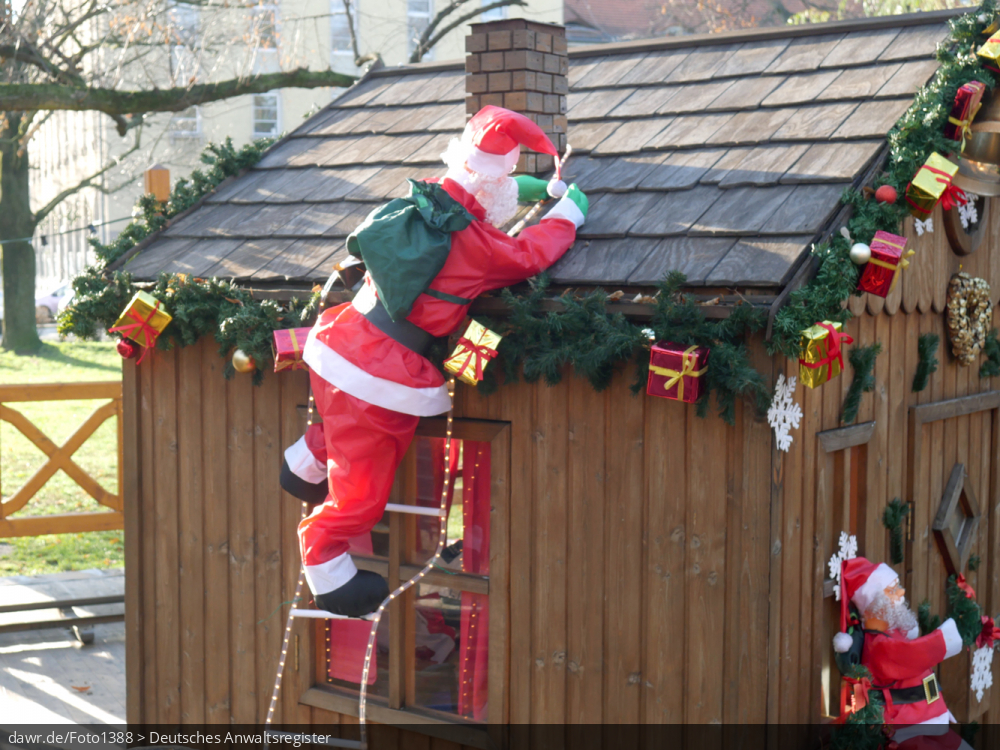 Das Foto zeigt einen Weihnachtsmann, der auf ein Haus klettert. Solche Figuren sind ein beliebter Weihnachtsschmuck für die Fassade. Dieses Bild eignet sich u.a. gut als symbolische Darstellung für das Thema Weihnachten. Das Foto zeigt einen Weihnachtsmann, der auf ein Haus klettert. Solche Figuren sind ein beliebter Weihnachtsschmuck für die Fassade. Dieses Bild eignet sich u.a. gut als symbolische Darstellung für das Thema Weihnachten.